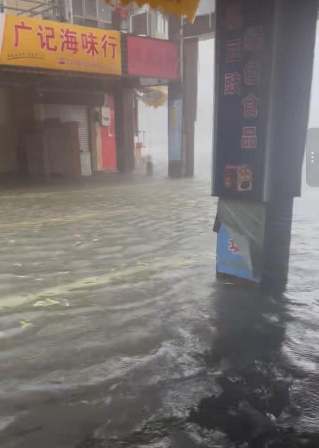 台风“桦加沙”在海陵岛登陆！当地居民：大风吹到耳鸣、好多街道都泡水了