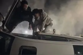 全网怒赞！深夜收摊的00后夫妻从冒烟的车里连救3人图片