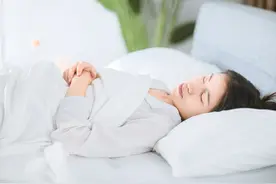 穿睡衣 VS 裸睡，到底哪个更健康？真相让人大吃一惊图片