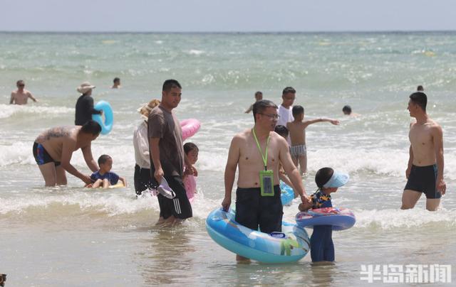 海水浴场周末人气“爆棚”