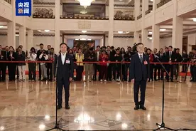 人形机器人、离岛免税……第二场“代表通道”聚焦这些热点话题图片