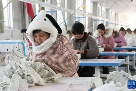 河南汝阳：服装出口加工助力妇女就业图片