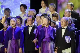 首次！中日紫金草合唱团同台唱响和平之声图片