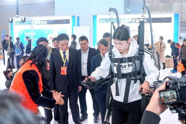 防摔马甲、机器导盲犬亮相重庆老博会，“黑科技”暖心守护银发族