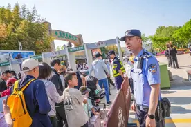 假期北京野生动物园迎来客流高峰，大兴警方全力维护游园秩序图片