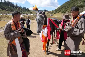 图集丨在四川木里香格里拉湖畔扬鞭赛马图片