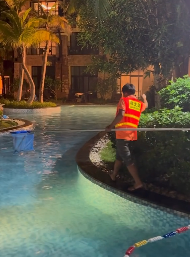 海南陵水一度假酒店泳池惊现水蛇，酒店回应：绿化环境好，会定期消杀、未发生咬人事件