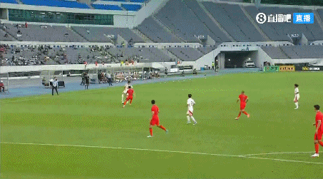 国足0-1落后日本！防守不给压力，细谷真大破门，颜骏凌扑救不及
