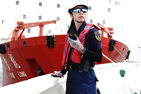十年乘风破浪，她成为中国首位远洋公务船女船长图片