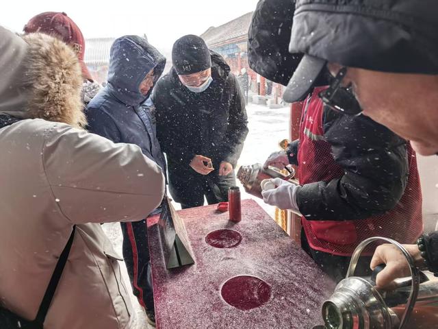 八达岭长城喜迎新年初雪，景区全力守护游客安全赏景