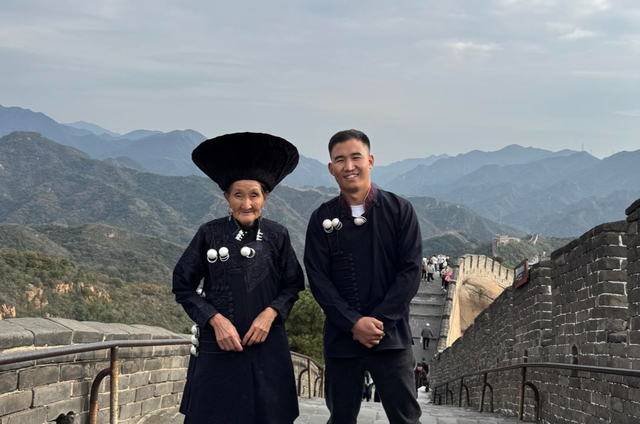 凉山小伙带81岁奶奶穿彝族盛装游北京走红 对话本人：帮奶奶圆梦，不想留遗憾