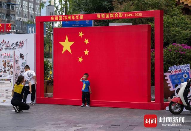 热门打卡地 国庆假期宽窄巷子客流满满｜图集