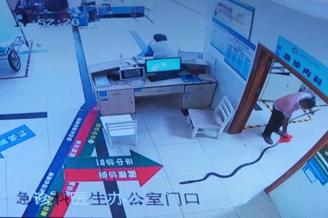 老人被蛇咬伤 家属拖蛇尸体冲进医院