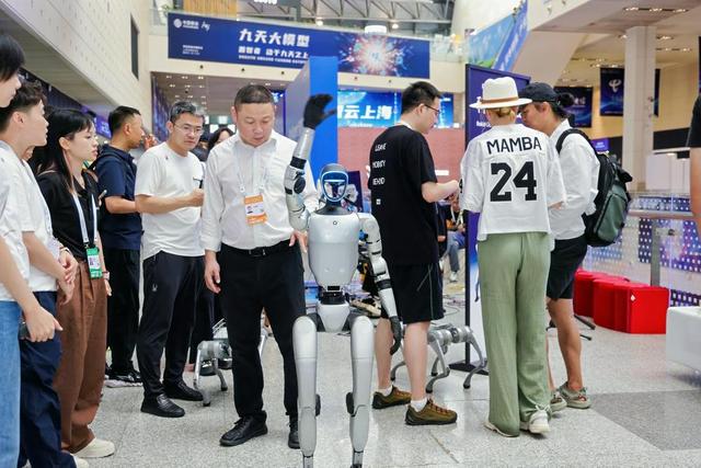 从智能眼镜到具身智能  AI全面走向端侧|WAIC观察
