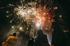 2025年春节，多地明确可燃放烟花爆竹图片