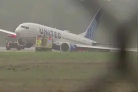 美联航波音737客机降落时侧翻冲出跑道！一周已现3起事故图片