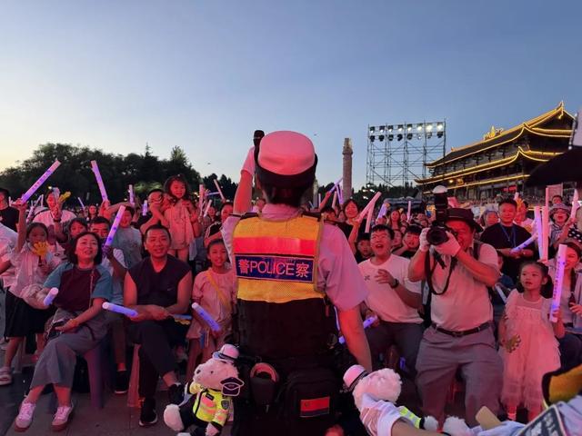 速看！贵州公安交警闪现“自然凉·毕燃嗨”大狂欢活动现场，还带来了警小熊｜两公布一提示