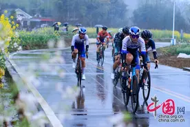 第七届中国·安州环山环湖自行车公开赛吸引千余名选手雨中竞技图片