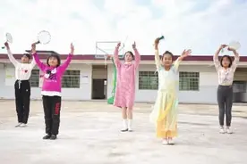 乡村小学女教师带孩子跳舞火出圈 她希望帮助留守儿童打开心扉图片