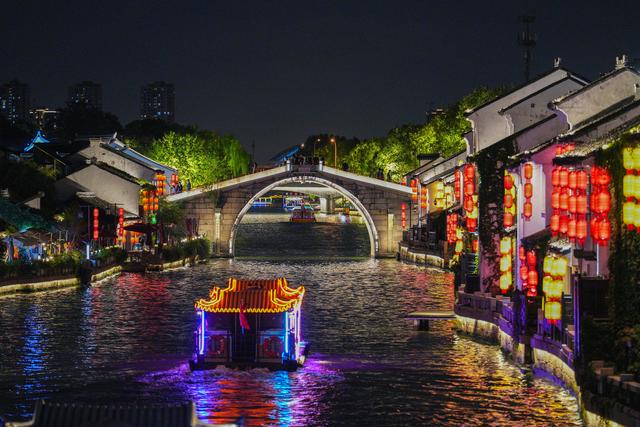 江苏无锡：京杭大运河秋日夜景美如画