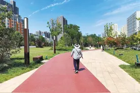 新建公园内休闲锻炼不便 市民盼望增加健身器材图片