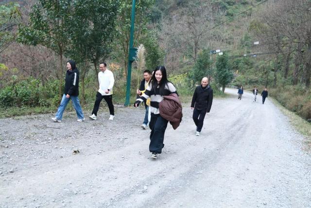 晴隆县检察院开展“重走抗战生命线，铭记历史守初心”爱国主义主题徒步活动