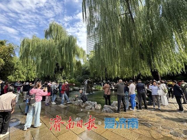 一年四季 泉在济南丨济南月牙飞瀑水量丰沛 引市民游客扎堆打卡