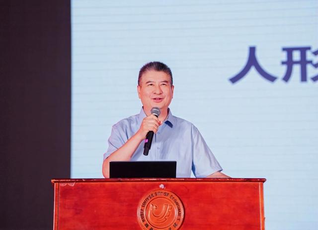 陈学东院士为2025荆楚新教师讲授《人形机器人及具身智能》