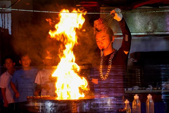 傍晚6点就挤爆！荆州这条街美成“洪崖洞”