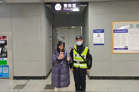 女乘客价值8000元手机遗失地铁车厢，轨道民辅警接力找寻8天物归原主图片