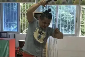 一个泉州年轻人，带着他的提线木偶千里走单骑图片