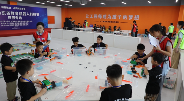 【打卡青少年活动中心】第二届山东省教育机器人科技节日照专场在活动中心盛大启幕！