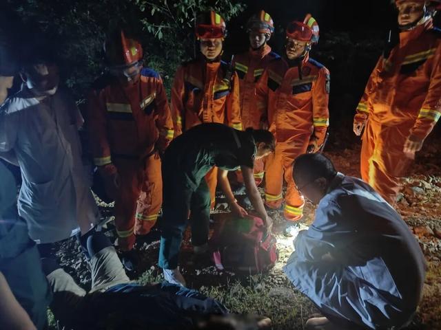 结伴登山被“刺客”追着咬！一成年男子倒地昏迷