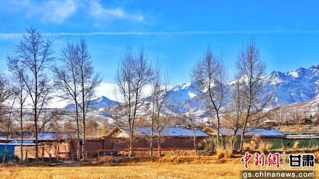 初冬时节祁连山下风景静谧如画