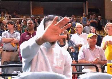 枪线太多被架死🤣莫兰特伸手挡住镜头 导播秒切另一视角！图片