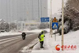 兰州市城管环卫系统全力清雪除冰保畅通图片