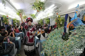 让回家的路一路生花！云南鲜花扮靓春运列车图片