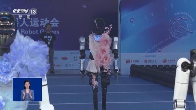 人形机器人“模特队”亮相，科技与中国传统元素结合