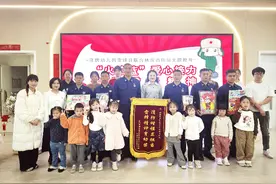 当“火焰蓝”遇上“雷锋红”——翔安教育集团洋唐幼儿园携手林前消防站、洪钟社区开展雷锋日主题实践图片