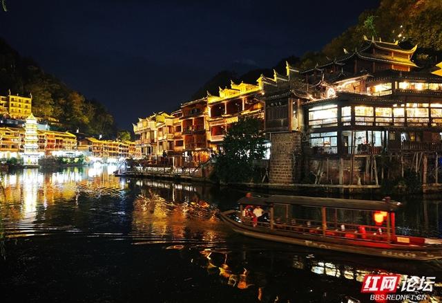 秋游时刻丨凤凰夜色美：泛舟沱江，沉醉古意浪漫