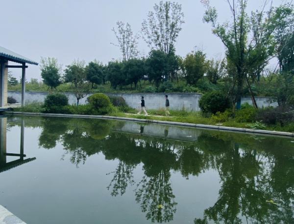 节日家门悠闲游 “红”桥秋水荡轻舟