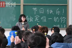 一人一根棒棒糖，47名男生给全班唯一女生送上特别“花束”图片