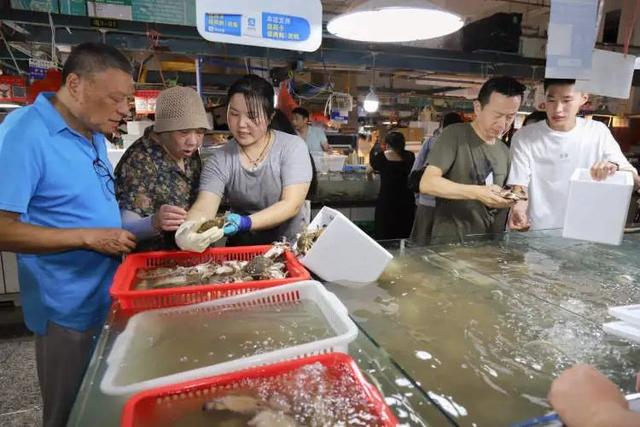 大堵车，4小时车程开了7个多小时！上海人自驾去外地吃蟹，吐槽“价格不比家门口便宜”