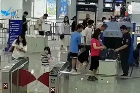 下午4点半，地铁厦门火车站，这一幕被拍下……图片