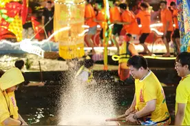 “顺德欢乐龙舟”开启！容桂第八届夜龙汇游“燃”爆全场图片