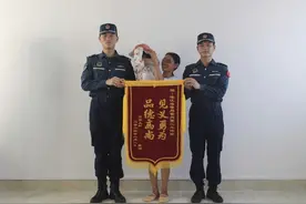 幼童独自在水塘玩水，海警执法员训练路过果断出手图片
