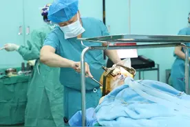 突破！青岛西海岸第二医院神经外科成功实施首例Ommaya囊植入术，精准狙击脑膜恶性肿瘤图片