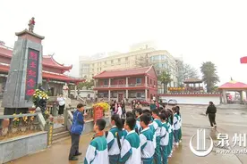 学生自发组织到崇武解放军烈士庙祭奠英烈图片