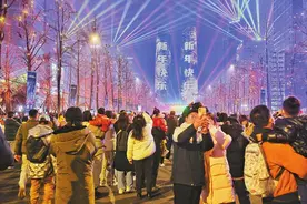 成都“金融城双子塔”上演炫酷灯光秀图片