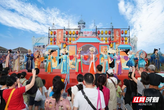 国庆观文旅②丨人从众𠈌……国庆第二天湖南客流1363.13万人次
